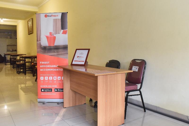 Hotel Reddoorz Near Surabaya Town Square Zewnętrze zdjęcie