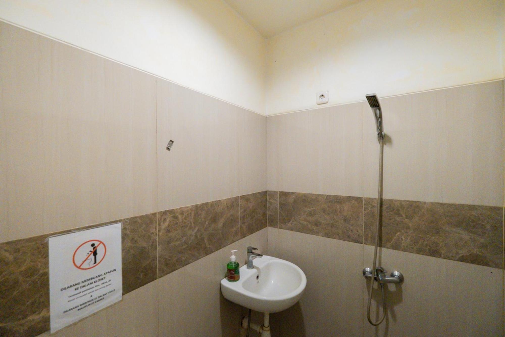 Hotel Reddoorz Near Surabaya Town Square Zewnętrze zdjęcie