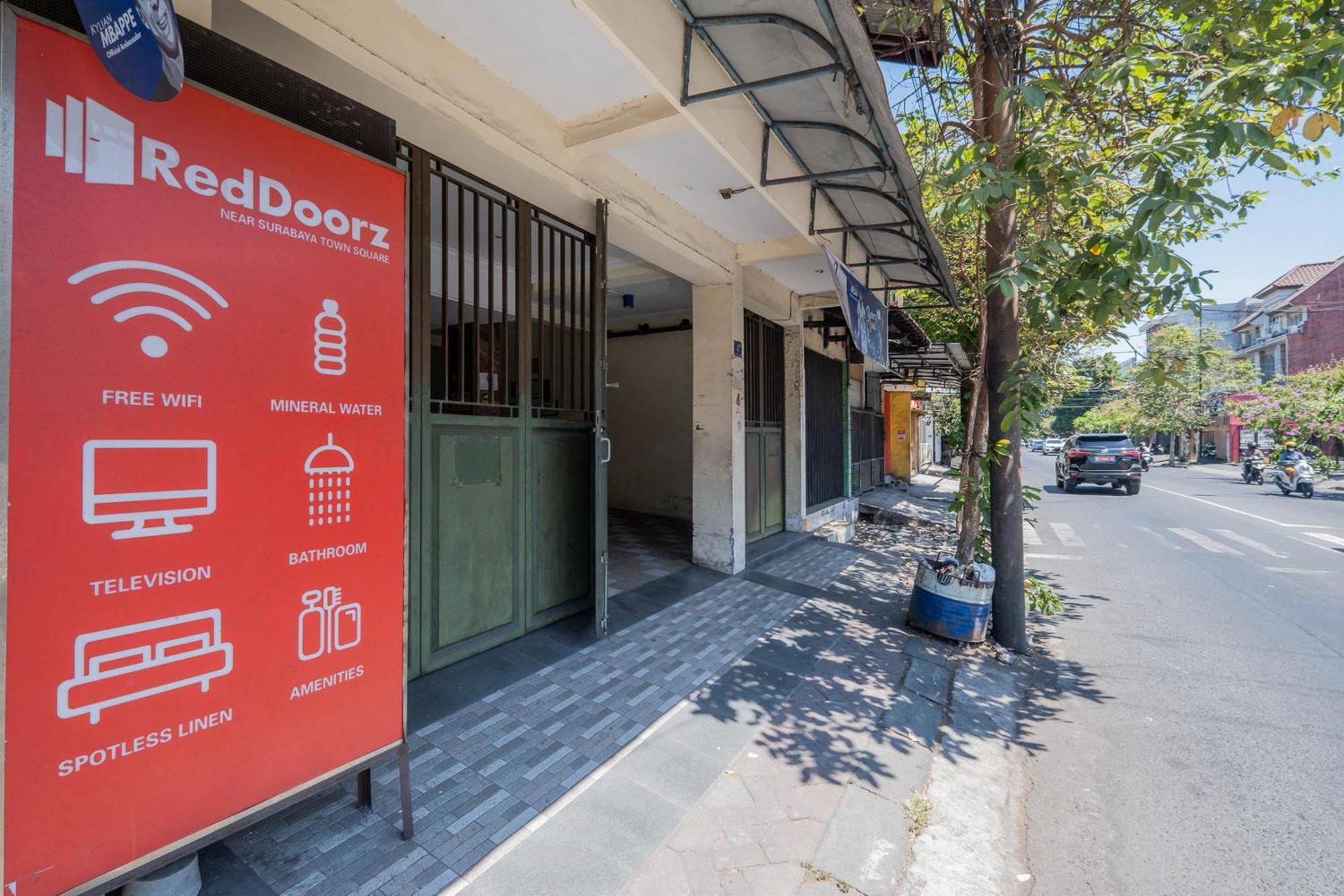Hotel Reddoorz Near Surabaya Town Square Zewnętrze zdjęcie