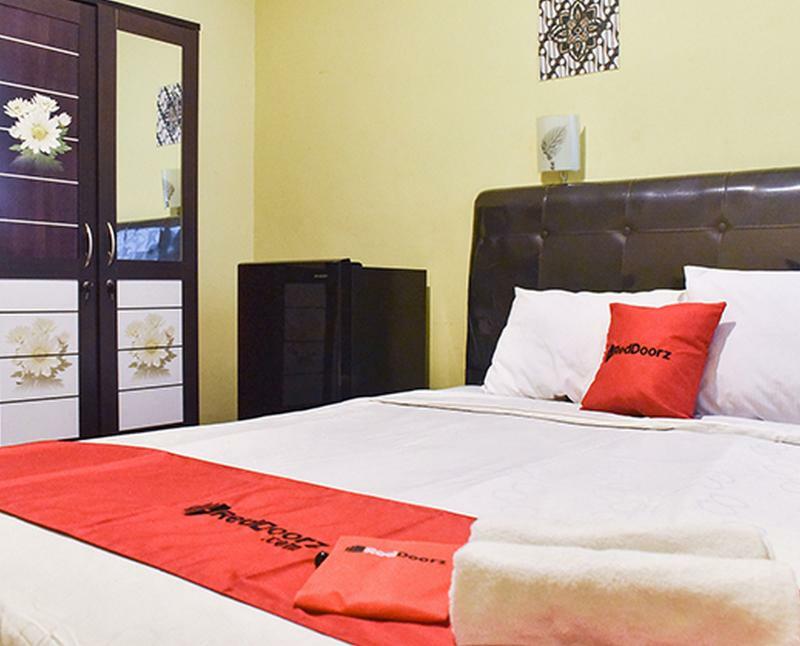 Hotel Reddoorz Near Surabaya Town Square Zewnętrze zdjęcie